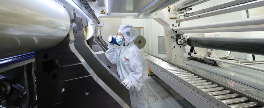 技術(shù)攻堅(jiān)結(jié)碩果！合肥樂(lè)凱成功下線超寬幅超薄高端光學(xué)聚酯薄膜